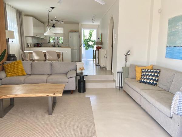Na foto é possível ver o objeto Maia beach house localizado na cidade de Rafina.