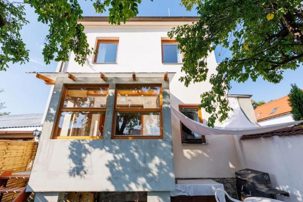På bilden syns objektet Entire house with garden near Prague som ligger i staden Benešov.