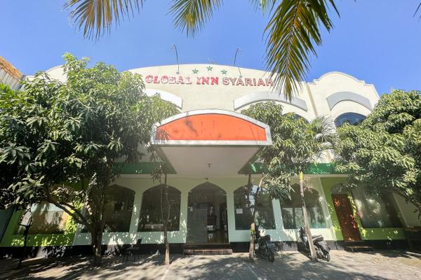En la foto se muestra el objeto Global Inn Syariah Mitra RedDoorz near Juanda T1 Airport ubicado en la ciudad de Semampir.