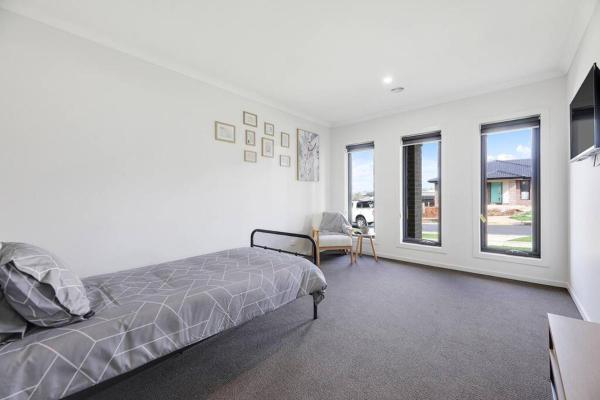 The photo shows the Comfort Oasis Accessible Home located in the city of Yarragon.