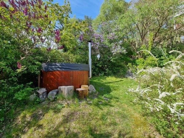 Na fotografii je vidět objekt Flott Villa med sjøutsikt Badstue og badestamp nacházející se ve městě Kovigen.