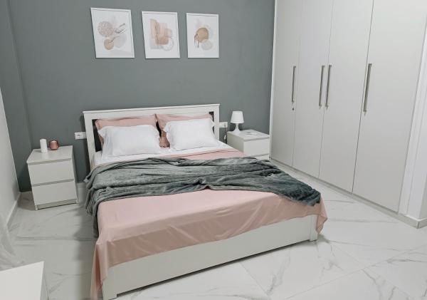 A la foto es mostra l'objecte FlatFifty situat a la ciutat de Ieràpetra.