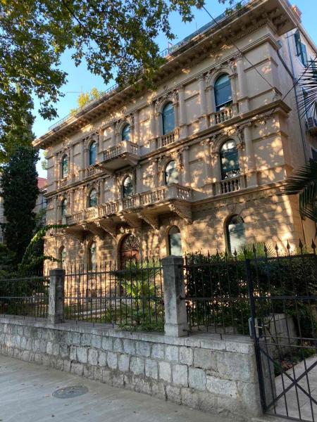 A la foto es mostra l'objecte Đardin situat a la ciutat de Split.