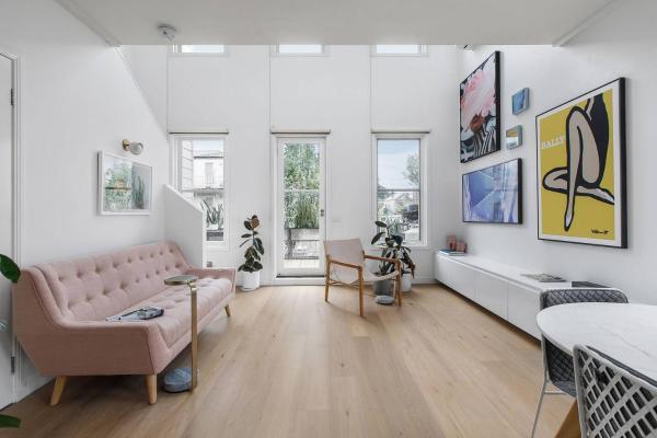 'The Loft' A Chic City-fringe Balcony Hideaway - 브런즈윅
