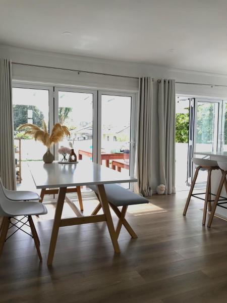 Bright & Comfy Stay in Newly Renovated Home with parking, Auckland