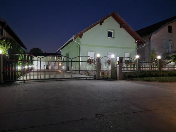 Na fotografii je vidět objekt Boletova kuća na dan nacházející se ve městě Rumenka.