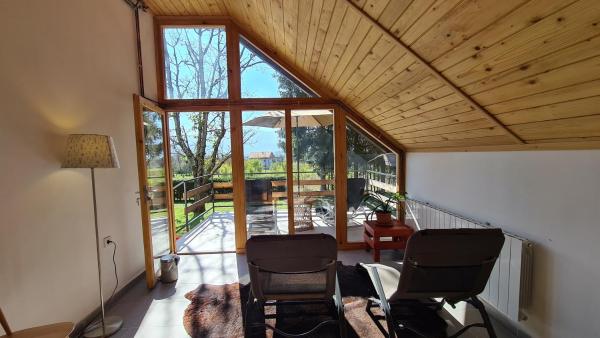 На фото показан объект Forestside House Gacka with relax area, расположенный в городе Sinac.