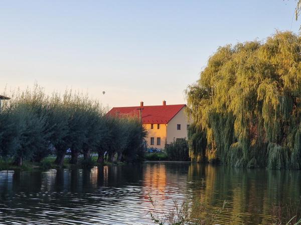 Na fotografii je vidět objekt Rodinný dům u rybníka v blízkosti Olomouce nacházející se ve městě Tovéř.