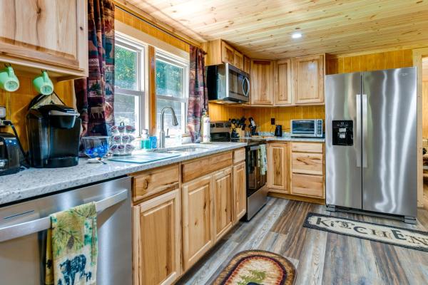 A la foto es mostra l'objecte Furnished Deck Rustic Cabin in Cosby! situat a la ciutat de Cosby.