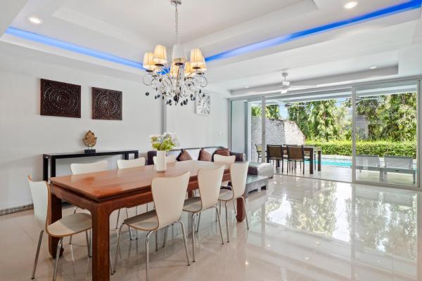 A la foto es mostra l'objecte The Fairways Villas - 5 bedrooms & bathroom for up to 14 guests 7kms to Patong situat a la ciutat de Kathu.