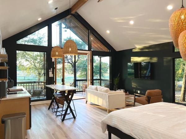 Na fotografii je vidět objekt Relaxing Modern stay on a Ranch nacházející se ve městě Red Rock.