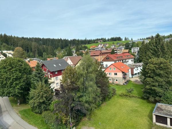 На фото показан объект Ruhige Ferienwohnung in Schönwald, расположенный в городе Aufʼm Bühl.