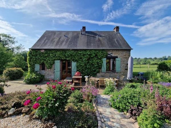 Nella foto è visibile l'oggetto Maison de charme pour 4 personnes, calme situato nella città di Mahéru.