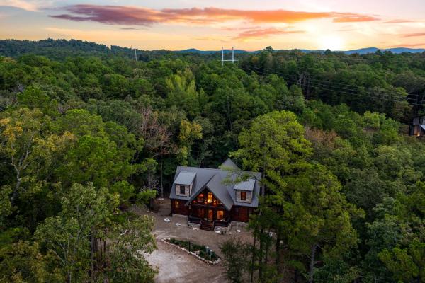 En la foto se muestra el objeto Sherwood Chateau - Luxury 4-King Bedroom Cabin - Sleeps 16 - Hot Tub - 1000 sq ft Deck - Secluded Near Lake and Forest Broken Bow Hochatown ubicado en la ciudad de Broken Bow.
