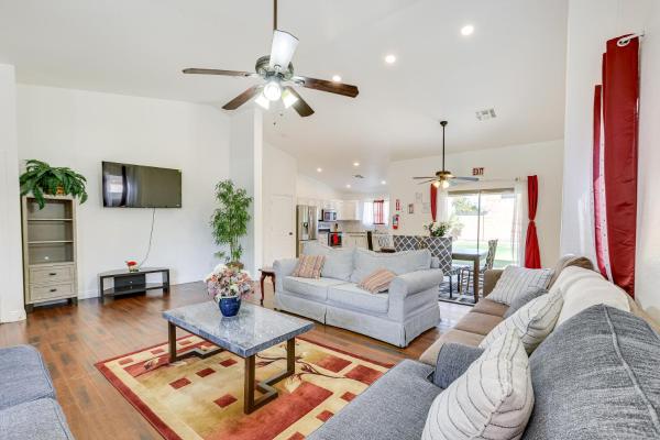 写真にはフェニックス市にあるPet-Friendly Phoenix Home with Fenced Backyard!が写っています。