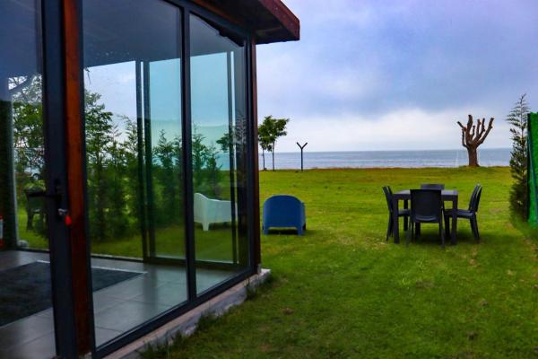 En la foto se muestra el objeto Eva tatil evleri ubicado en la ciudad de Perşembe.