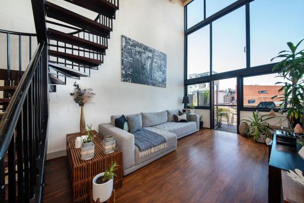A la foto es mostra l'objecte Loft Living Close to the MCG situat a la ciutat de Melbourne.