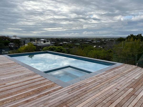 写真にはライ市にあるOcean Panorama on Hetty with pool and spaが写っています。