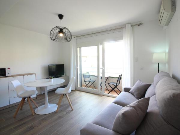 A la foto es mostra l'objecte Apartamento renovado en el centro de Roses a solo 150m de la playa, ideal para parejas - ES-228-110 situat a la ciutat de Roses.