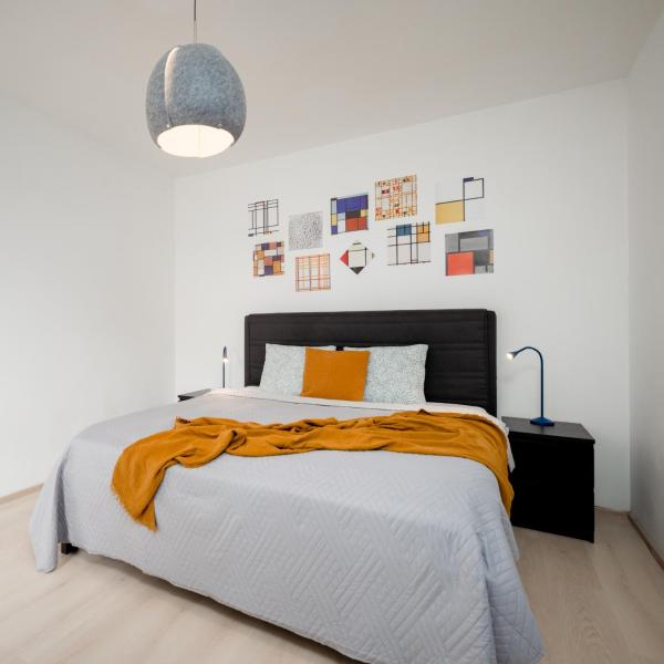 The Sunny Riverside Flat, Prag