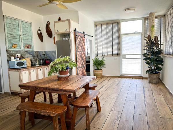 Na foto é possível ver o objeto הסוויטה הפנורמית - Panoramic Suite localizado na cidade de Nurit.