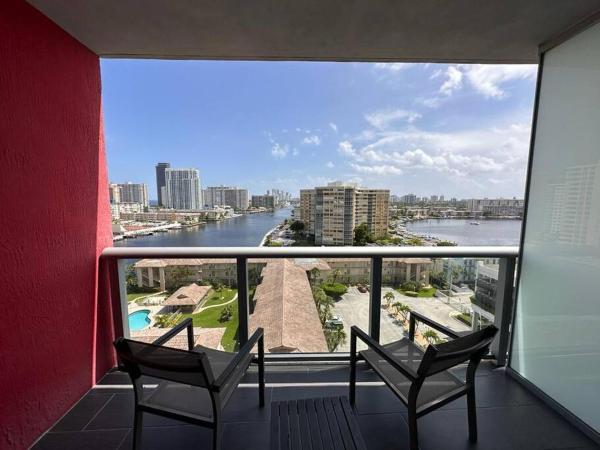 Fotografia 5: Chic Studio in Miami Sleeps 4, Full Bath, Great Vibe