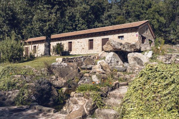 The photo shows the Refugio de Chilla Retiro located in the city of Candeleda.