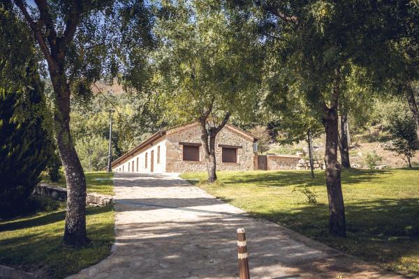 The photo shows the Refugio De Chilla Pradera located in the city of Candeleda.