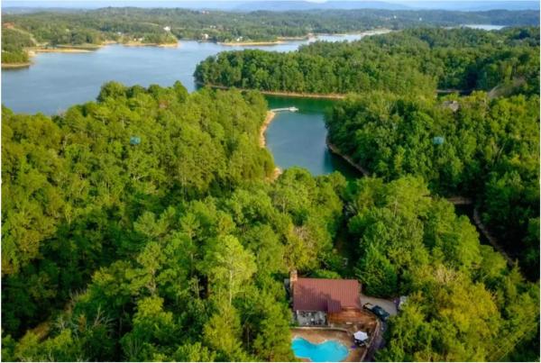 A la foto es mostra l'objecte Haleywood, Private 125 acres on Lake Douglas with 2 cabins, Seasonal Pool, Boat Dock, Free Ticket! situat a la ciutat de Sevierville.