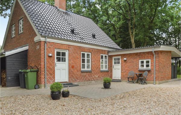 A la foto es mostra l'objecte Holiday Home Hodde With Fireplace situat a la ciutat de Sig.