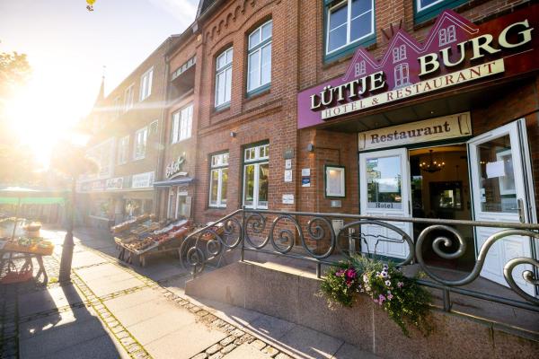 A la foto es mostra l'objecte Hotel Lüttje Burg situat a la ciutat de Helmstorf.