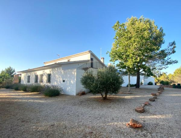 A la foto es mostra l'objecte Gran Casa, Lagunas de Ruidera, BBQ, porche, chimenea situat a la ciutat de Ruidera.