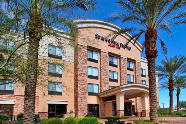 写真にはグレンデール市にあるSpringHill Suites Phoenix Glendale Sports & Entertainment Districtが写っています。