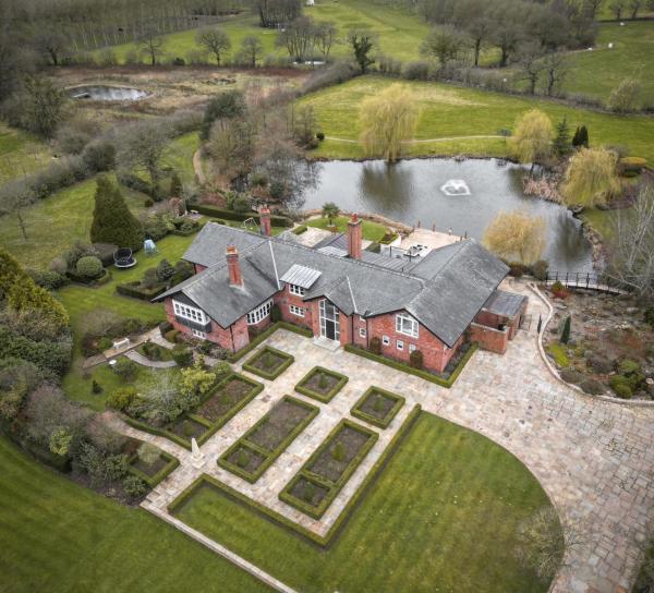 A la foto es mostra l'objecte Fernside house and barns situat a la ciutat de Pickmere.
