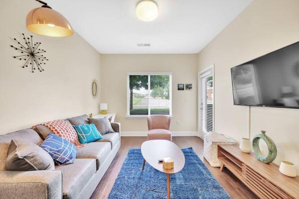 Zdjęcie 1: Convenient - KING Bed Apartment - Heart of Plaza