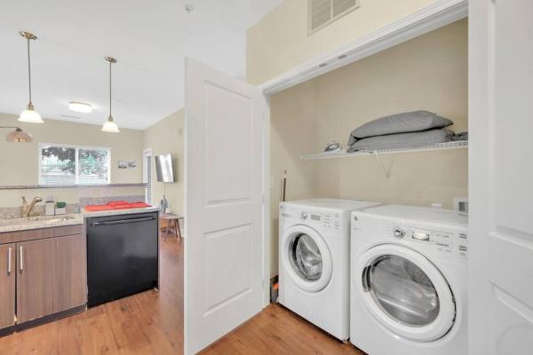 Zdjęcie 9: Convenient - KING Bed Apartment - Heart of Plaza