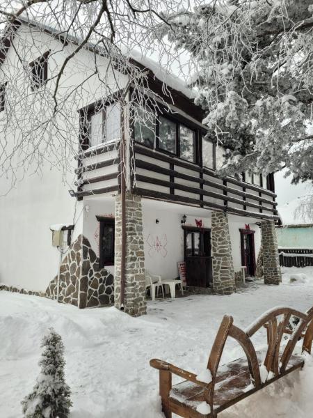 A la foto es mostra l'objecte Vila Eden situat a la ciutat de Comandău.