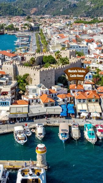 A la foto es mostra l'objecte Mustafa Tokalaç Castle house situat a la ciutat de Marmaris.