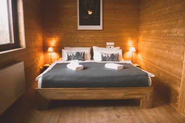 Nella foto è visibile l'oggetto Naturnahes Familienchalet mit Garten - Wifi - Netflix - nur 15 Minuten vom Chiemsee und 35 Minuten von München entfernt situato nella città di Schechen.