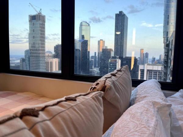 A la foto es mostra l'objecte Inner City Skyline Studio W-Gym, Pool, WiFi, near SkyBus, Tram and Train Station situat a la ciutat de Melbourne.