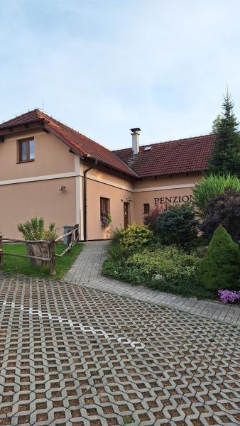 Na fotografii je vidět objekt Penzion U Štoly nacházející se ve městě Levín.