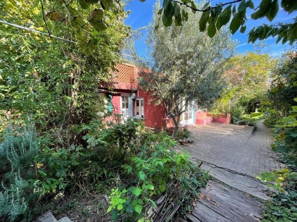 На фото показан объект Charmante maison dans jardin, calme, 55m2- 2ch, métro, très proche Paris, расположенный в городе Витри-сюр-Сен.
