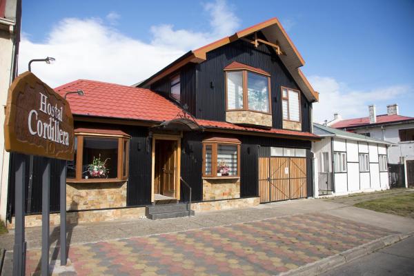 A la foto es mostra l'objecte Hostal Cordillera situat a la ciutat de Punta Arenas.