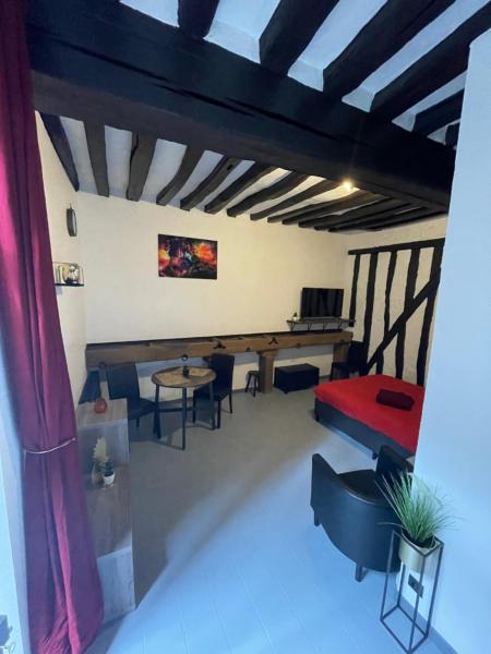 The photo shows the Le Mustang Internet Fibre Netflix located in the city of Cézy.