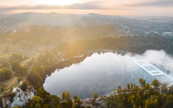 Na zdjęciu widoczny jest obiekt La Playa Resort & Camp Trzebinia położony w mieście Bolęcin.