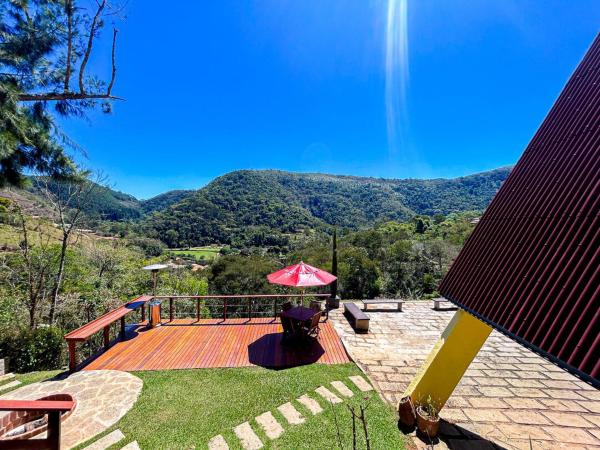 På bildet vises objektet Charmoso chale c WiFi e linda vista em Itaipava RJ som ligger i byen Petrópolis.