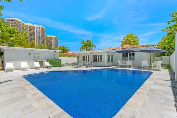Bild 4: Pool, game room, near beach