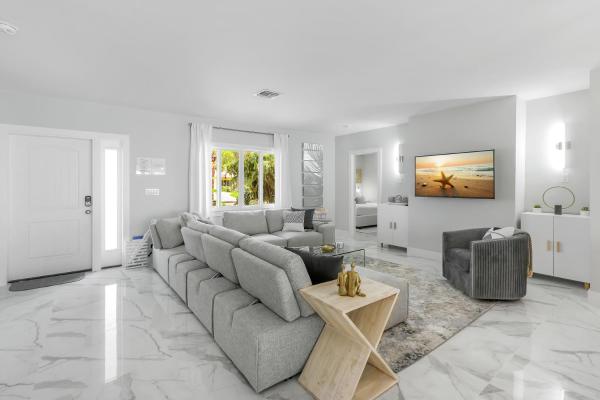 Bild 9: Pool, game room, near beach