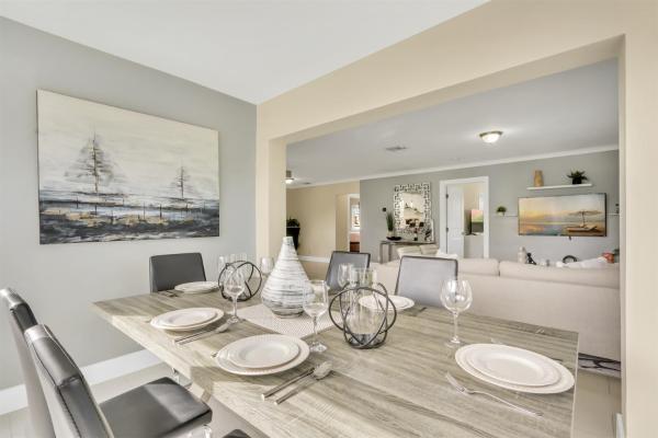 A la foto es mostra l'objecte Bright Pompano Beach with pool access situat a la ciutat de Pompano Beach.