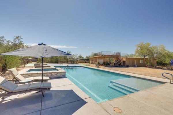A la foto es mostra l'objecte Oro Valley Retreat with Pool, Spa and Rooftop Views! situat a la ciutat de Oro Valley.